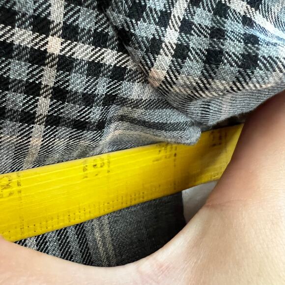 Evereve Gray Plaid Blouse Top Preppy Classic Minimalist Old Money Medium - Picture 6 of 6